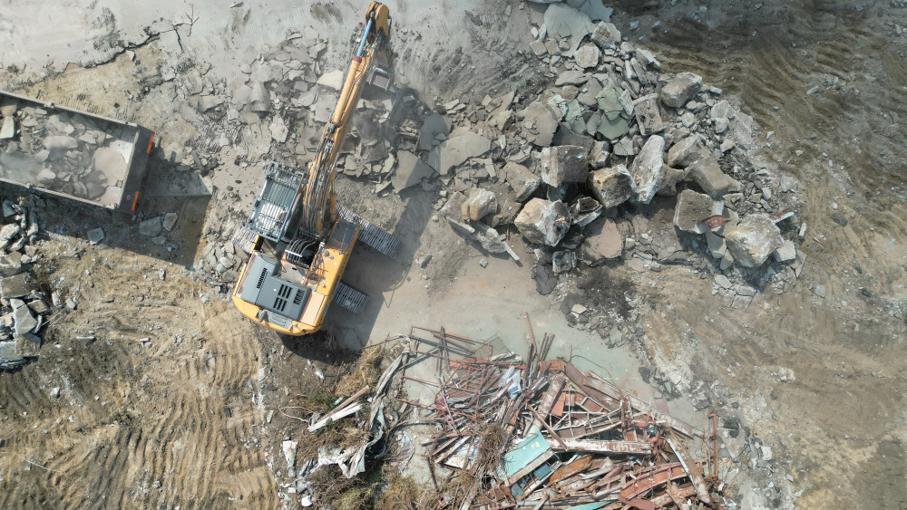 IMG: Zajišťujeme kompletní řešení v oblasti demolice, recyklace a využití stavebních odpadů.
