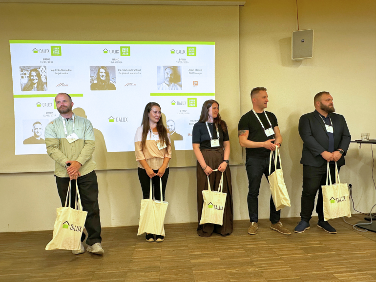 IMG: Mobil místo e-mailu. I tak dnes vypadá stavba